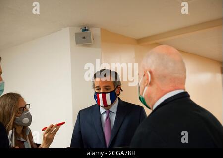 Washington, Vereinigte Staaten Von Amerika. September 2020. US-Senator Ted Cruz (Republikaner von Texas), spricht mit Reportern, als er sich vom US-Kapitol in Washington, DC, aufmacht., Mittwoch, 9. September 2020. Quelle: Rod Lampey/CNP Credit: dpa/Alamy Live News Stockfoto
