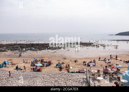 Strandbesucher genießen das heiße Wetter in der Langland Bay in Südwales mit: Atmosphäre wo: Swansea, Großbritannien Wann: 09 Aug 2020 Credit: Phil Lewis/WENN Stockfoto