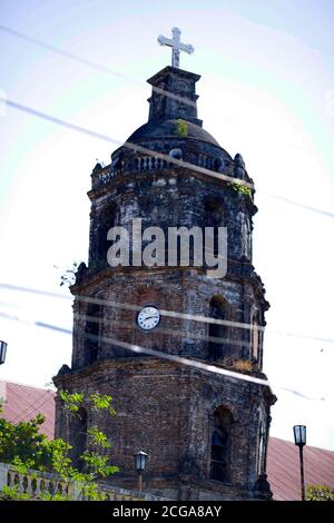 Nahaufnahme des Uhrturms der alten Kirche. Es ist eine der seltenen Steinkirchen aus dem 17. Jahrhundert und eine beliebte Touristenattraktion. Stockfoto