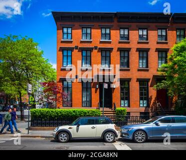 New York City, USA, Mai 2019, Blick auf ein rotes Backsteingebäude im Stadtteil Chelsea Stockfoto