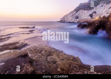 Blick auf die blaue Stunde (nach Sonnenuntergang) mit der Küste und den Klippen von Rosh Hanikra, Nord-Israel Stockfoto