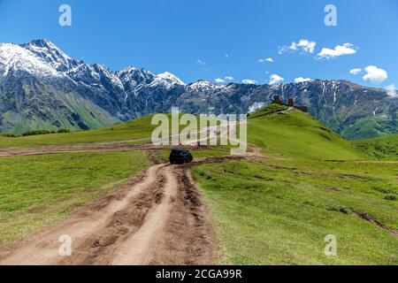 Trinity Kirche auf dem Berg vor dem Hintergrund von Felsen Im Dorf Gergeti an der georgischen Militärstraße Stockfoto