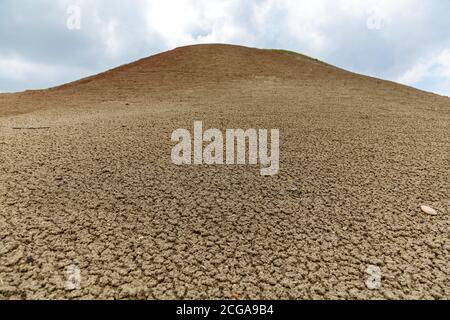 Der Weg zum David Gareja Kloster, schöne Landschaften, bunte Berge und Feldwege Stockfoto