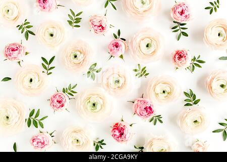 Florale Hintergrundstruktur aus rosa Ranunculus und Rosenblütenknospen und Eukalyptusblättern auf weißem Hintergrund. Flach legen, Draufsicht floralen Hintergrund. Stockfoto