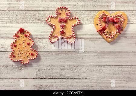 Lebkuchenkekse mit königlicher Vereisung auf weißem Holzhintergrund, flach liegend Stockfoto
