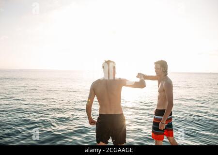 Homosexuelle kaukasischen Paar segeln auf Boot auf offener See. Happy homosexuelles Paar portrait. Tourismus, Liebe, Beziehungen Stockfoto