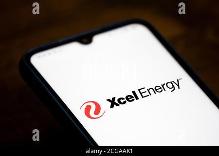 In dieser Abbildung ist das Xcel Energy-Logo abgebildet Ein Smartphone Stockfoto