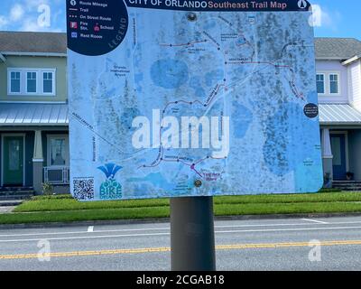 Orlando, FL/USA - 15. Juni 20: Ein Schild das hat die Bike Orlando Southeast Trail Karte für die Stadt Orlando. Stockfoto
