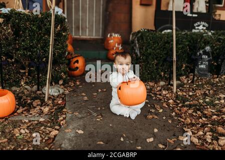 Liebenswert Kleinkind Junge verkleidet als Mama auf Halloween Trick-or-Treat Stockfoto