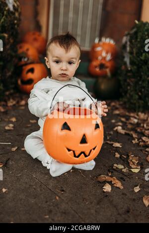 Liebenswert Kleinkind Junge verkleidet als Mama auf Halloween Trick-or-Treat Stockfoto