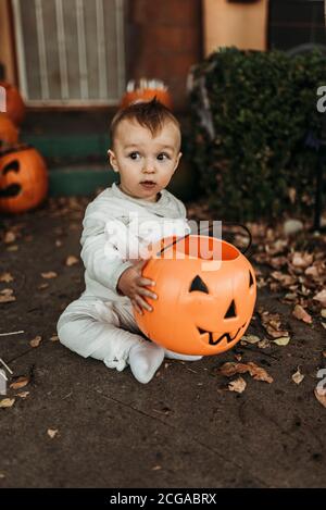 Liebenswert Kleinkind Junge verkleidet als Mama auf Halloween Trick-or-Treat Stockfoto