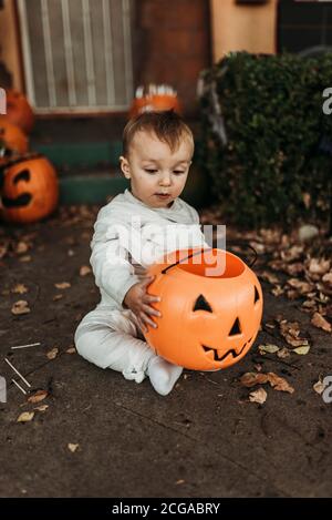 Liebenswert Kleinkind Junge verkleidet als Mama auf Halloween Trick-or-Treat Stockfoto