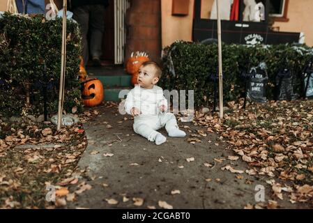 Liebenswert Kleinkind Junge verkleidet als Mama auf Halloween Trick-or-Treat Stockfoto