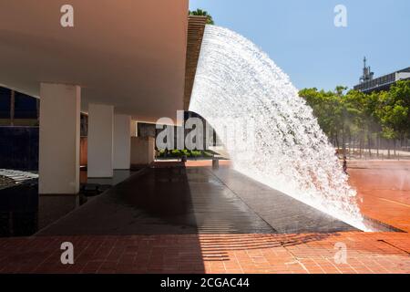 Schöner Blick auf den modernen Springbrunnen im Parque das Nacoes in Lissabon, Portugal Stockfoto