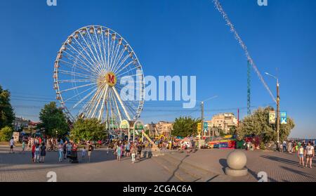 Berdjansk, Ukraine 07.24.2020. Riesenrad auf Berdyansk Damm, an einem sonnigen Sommerabend Stockfoto