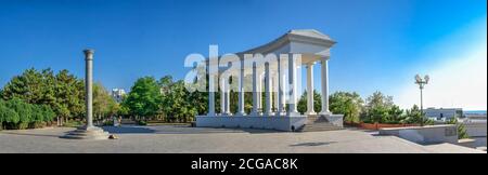 Tschernomorsk, Ukraine 08.22.2020. Kolonnade in Tschernomorsk Stadt an einem sonnigen Sommermorgen Stockfoto