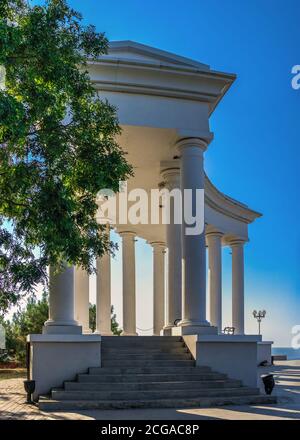 Tschernomorsk, Ukraine 08.22.2020. Kolonnade in Tschernomorsk Stadt an einem sonnigen Sommermorgen Stockfoto