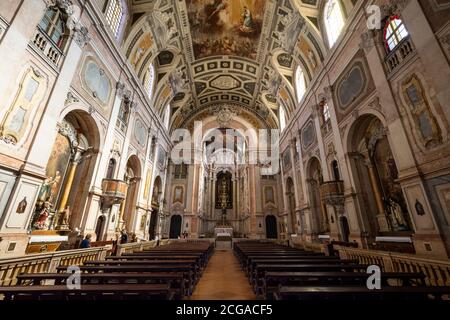 Schönes Interieur der alten historischen Kirche im Zentrum von Lissabon, Portugal Stockfoto