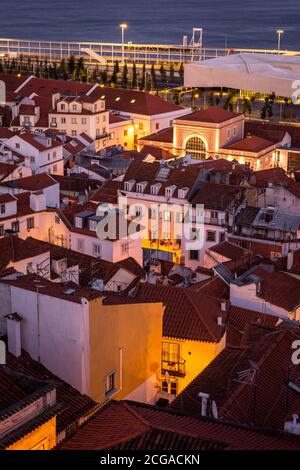 Schöne Aussicht auf alte historische Stadtgebäude im Zentrum von Lissabon, Portugal Stockfoto