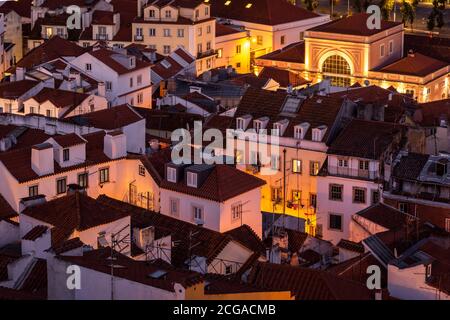 Schöne Aussicht auf alte historische Stadtgebäude im Zentrum von Lissabon, Portugal Stockfoto