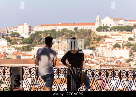 Schöne Aussicht auf alte historische Stadtgebäude im Zentrum von Lissabon, Portugal Stockfoto
