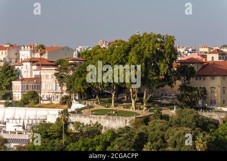 Schöne Aussicht auf alte historische Stadtgebäude und Garten im Zentrum von Lissabon, Portugal Stockfoto