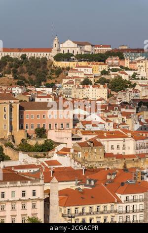 Schöne Aussicht auf alte historische Stadtgebäude im Zentrum von Lissabon, Portugal Stockfoto
