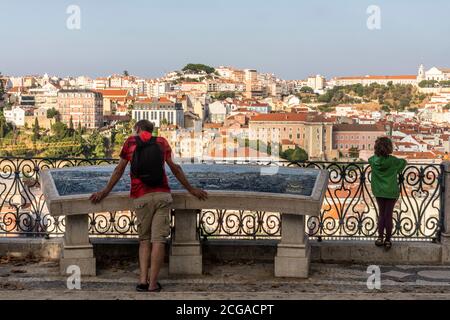 Schöne Aussicht vom Aussichtspunkt auf alte historische Stadtgebäude im Zentrum von Lissabon, Portugal Stockfoto