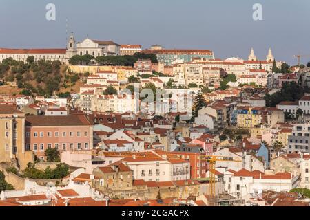 Schöne Aussicht auf alte historische Stadtgebäude im Zentrum von Lissabon, Portugal Stockfoto