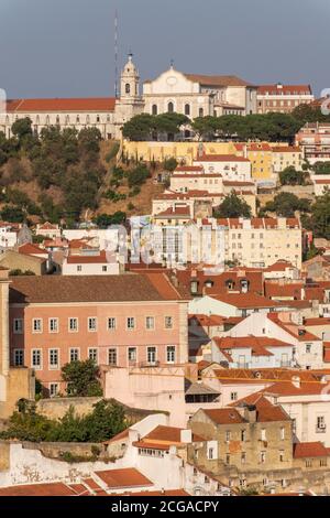 Schöne Aussicht auf alte historische Stadtgebäude im Zentrum von Lissabon, Portugal Stockfoto