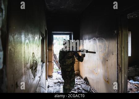 Soldat im Kampf. Städtisches Kampftraining, Soldat betreten verlassenen Gebäude. Anti-Terror-Operation Schlachtfeld Ausbildung. Stockfoto