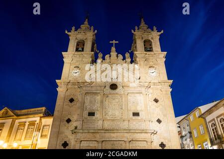 Schöne Aussicht auf die historische alte Kirche im Zentrum von Braga, Portugal Stockfoto