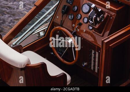 Lenkung Motorboot Steuerung Armaturenbrett vintage Luxus Transport Kreuzfahrt Stockfoto