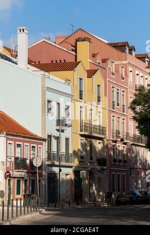 Schöne Aussicht auf alte historische Stadtgebäude im Zentrum von Lissabon, Portugal Stockfoto