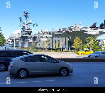 Autos fahren am Intrepid Sea, Air & Space Museum, New York City, USA Stockfoto