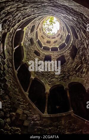 Schöne Aussicht auf den alten historischen Turm in Quinta da Regaleira, Sintra, in der Nähe von Lissabon, Portugal Stockfoto