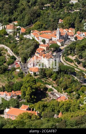 Schöne Aussicht auf historische Gebäude im Stadtzentrum von Sintra, in der Nähe von Lissabon, Portugal Stockfoto