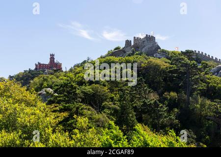 Schöner Blick auf den Nationalpalast von Pena und die maurischen Burgmauern in Sintra, Portugal Stockfoto