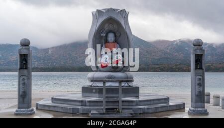 Eine Statue des Buddha am See Usori bei Bodaiji (oder bodai-ji), ein buddhistischer Tempel des Soto Zen auf dem Osorezan (Berg Osore) in der Präfektur Aomori, Japan. Stockfoto