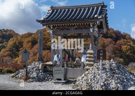 Kleine Statuen des Buddha in einer Hütte bei Bodaiji (oder bodai-ji), einem buddhistischen Tempel des Soto Zen auf dem Osorezan (Berg Osore) in der Präfektur Aomori, Japan. Stockfoto