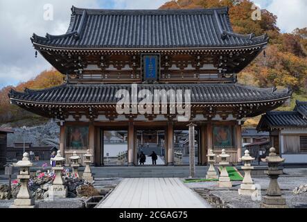 Ein Tor bei Bodaiji (oder bodai-ji), einem buddhistischen Tempel des Soto Zen auf dem Osorezan (Berg Osore) in der Präfektur Aomori, Japan. Stockfoto