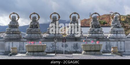 Statuen des Buddha in Bodaiji (oder bodai-ji), einem buddhistischen Tempel des Soto Zen auf dem Osorezan (Berg Osore) in der Präfektur Aomori, Japan. Stockfoto