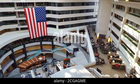 Eine riesige amerikanische Flagge hängt auf der Plaza des Embassy Suites by Hilton Washington DC Chevy Chase Pavilion, USA Stockfoto