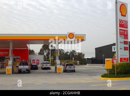 Eine Coles Express Shell-Tankstelle, Queensland, Australien Stockfoto