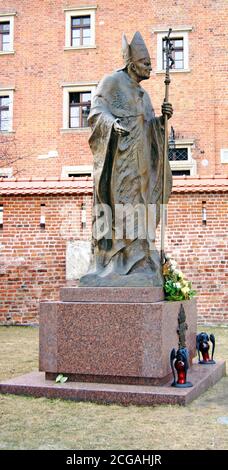 Das Denkmal Johannes Paul II. Ehrt den ersten polnischen Papst mit der Statue, die im Wawel-Schloss in Krakau, Polen, ausgestellt ist. Stockfoto