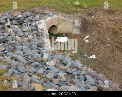 Vorstadtstormwater Outlet, Queensland, Australien Stockfoto