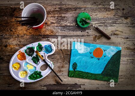 Meine Töchter neueste Kunstwerke, mit ihren weichen Bürsten, sitzen auf dem Tisch auf unserer Terrasse. Stockfoto