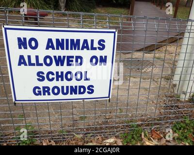 Ein Schild mit der Aufschrift: Keine Tiere auf dem Schulgelände, Queensland, Australien Stockfoto