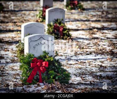 Kränze auf Gräbern von unbekannten US-Militärs auf einem Nationalfriedhof auf dem Friedhof im Norden von Virginia. Stockfoto