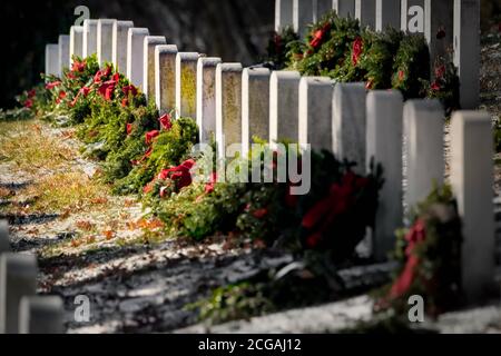 Kränze auf Gräbern auf einem Nationalfriedhof im nördlichen Virginia Friedhof. Stockfoto